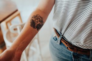 ¿Se puede donar óvulos con tatuajes?