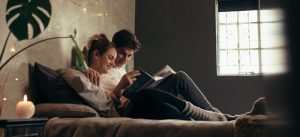 pareja leyendo un libro sobre sexualidad